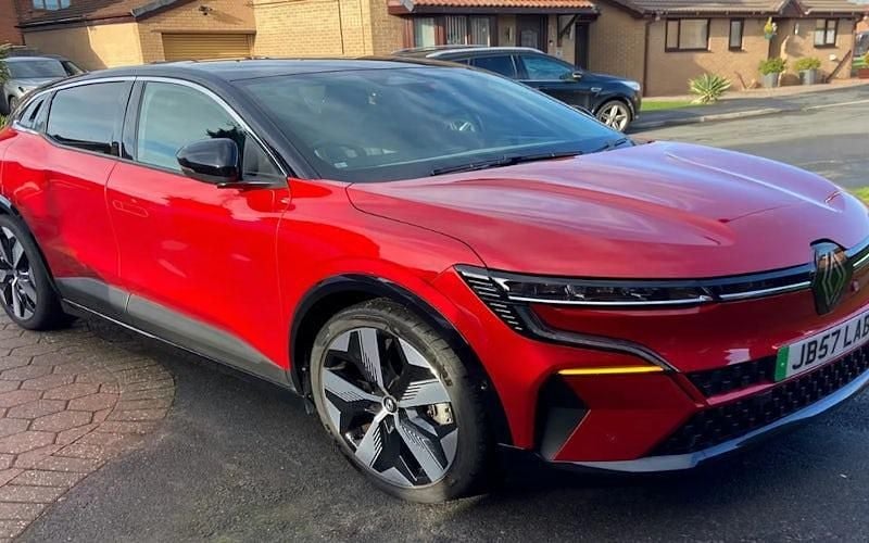 Used Renault Megane E-Tech Techno 160 kW (218 HP) 2022 Red/black Hatchback