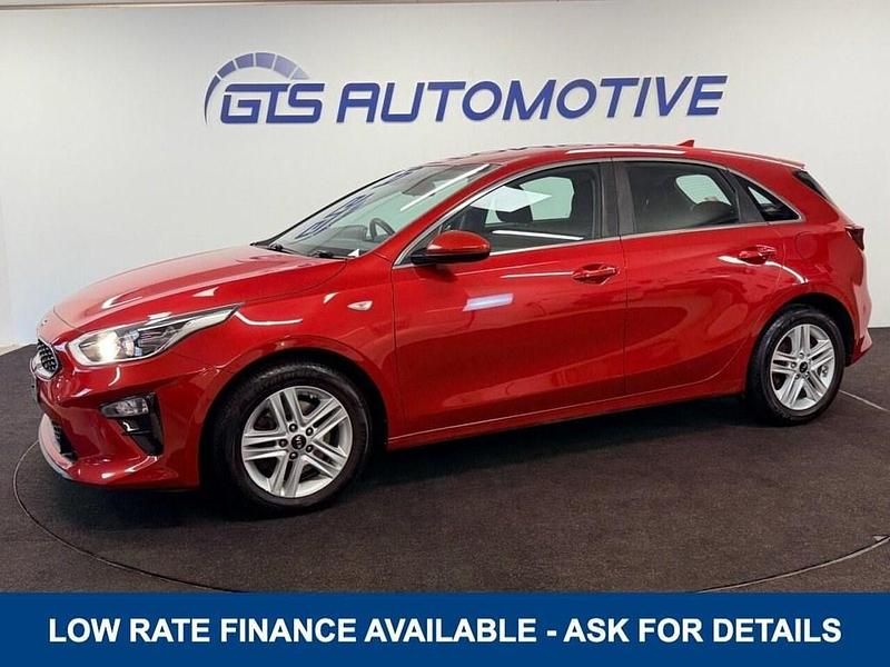 Usado Kia Ceed Play 120 HP (88 kW) 2019 Vermelho Citadino