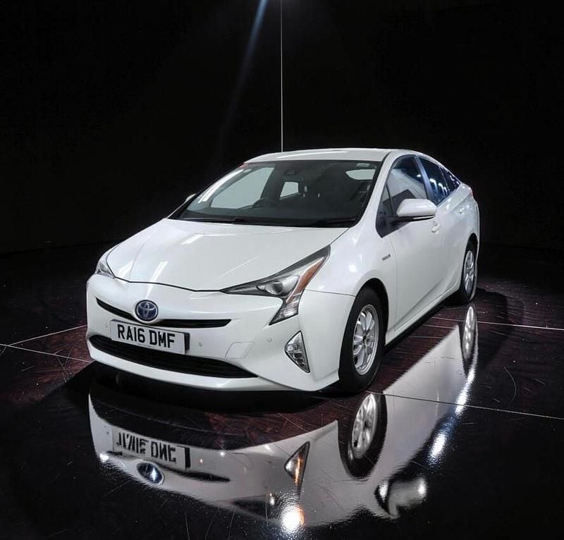 Used Toyota Prius Business Edition 122 HP (89 kW) 2016 White Hatchback