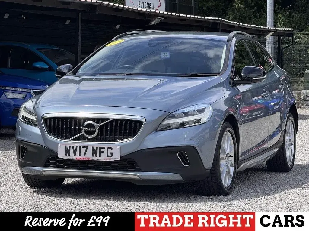 Used Volvo V40 Pro 152 HP (111 kW) 2017 Blue Hatchback
