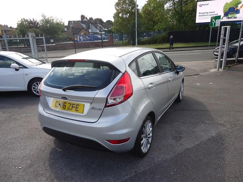 Usado Ford Fiesta Zetec 2016 Prateado Citadino
