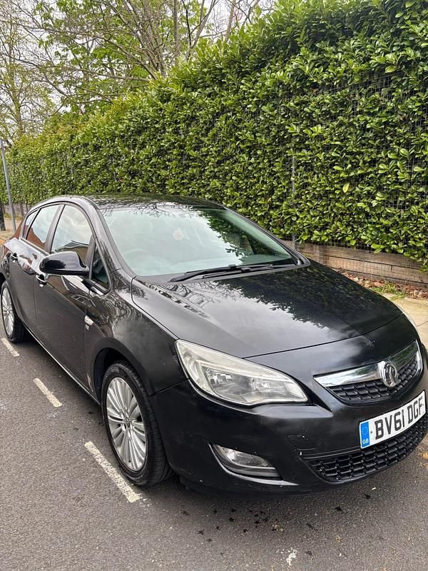 Begagnad Vauxhall Astra Excite 2011 Svart Halvkombi