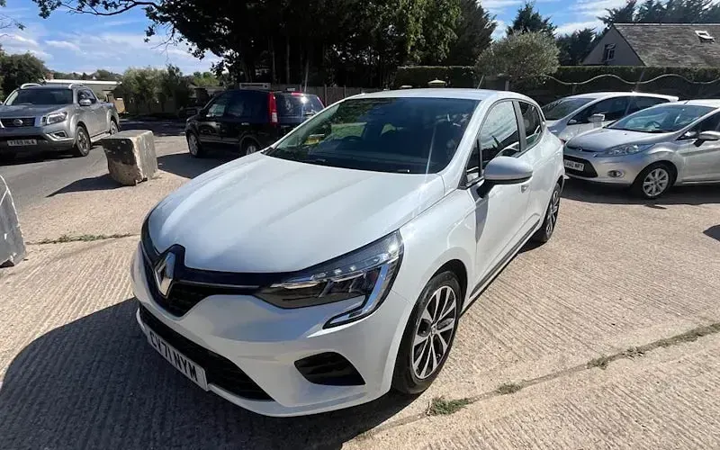 Used Renault Clio Iconic 90 HP (66 kW) 2021 White Hatchback
