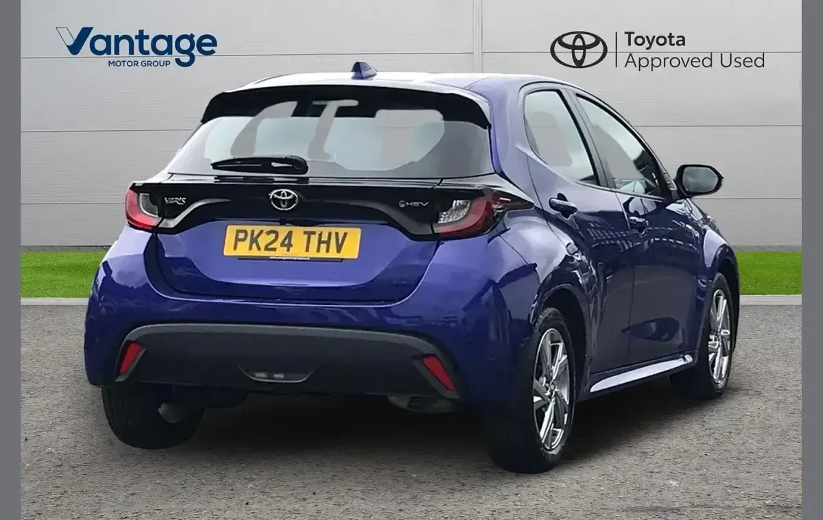 Used Toyota Yaris 113 HP (83 kW) 2024 Blue Hatchback