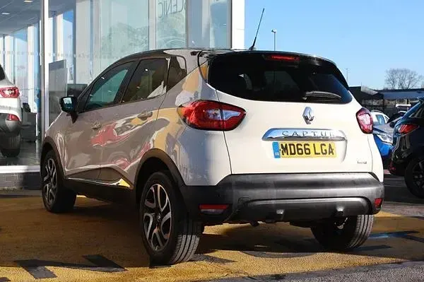 Used Renault Captur Dynamique 90 HP (66 kW) 2016 Cream SUV