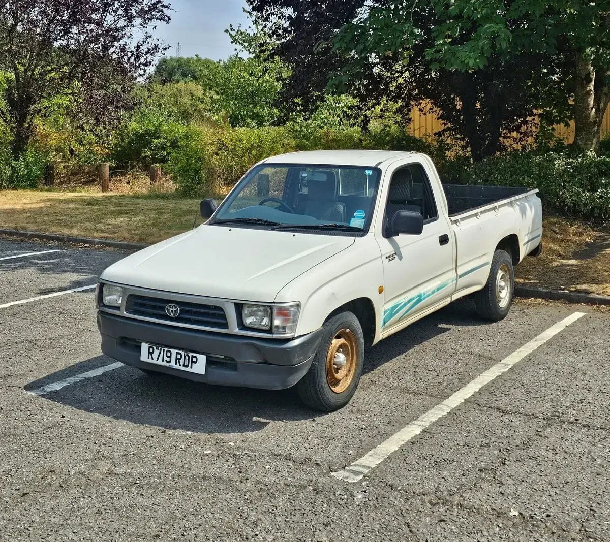 Used Toyota HiLux 97 HP (71 kW) 1998 White Pickup