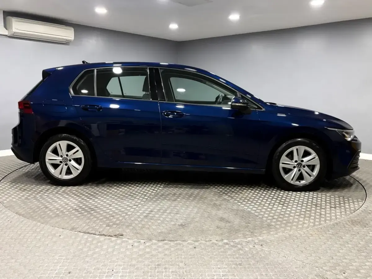 Używany VW Golf VIII Life 150 KM (110 kW) 2024 Niebieski Hatchback