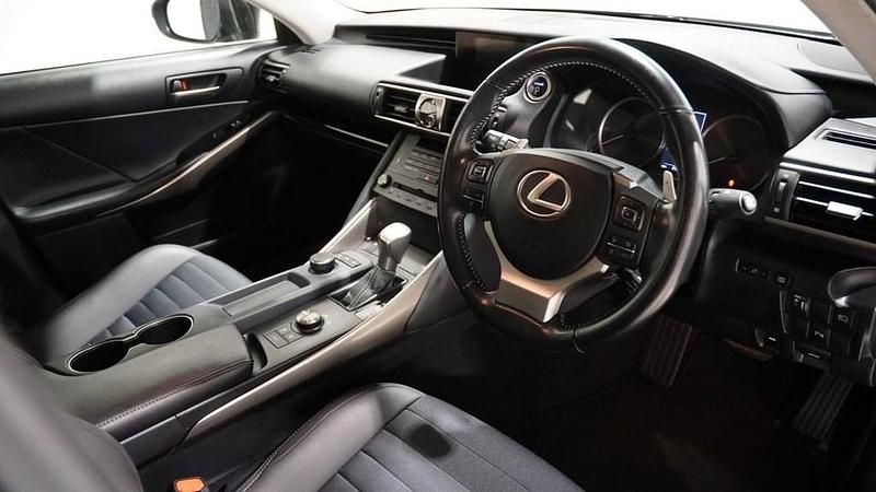 Used Lexus IS300h 223 HP (164 kW) 2019 Black Sedan
