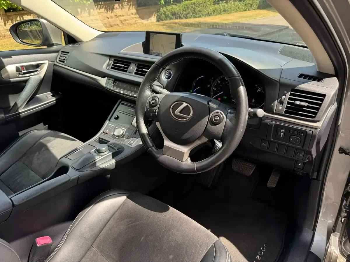 Used Lexus CT200h 136 HP (100 kW) 2015 Silver Hatchback