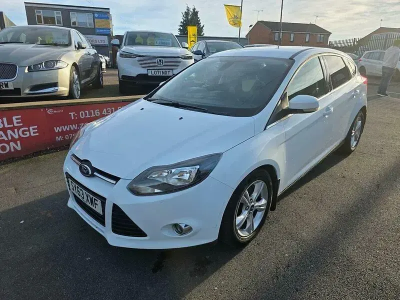 Used Ford Focus Zetec 2013 White Hatchback