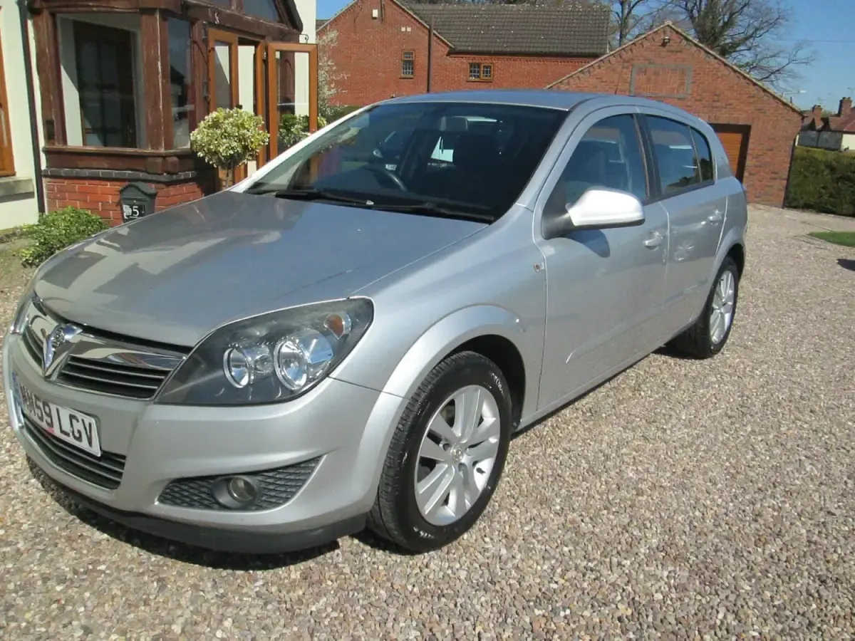 Second-hand Vauxhall Astra 2010 Argintiu Hatchback