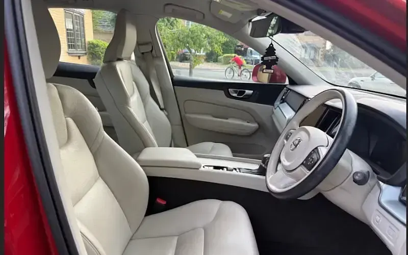 Used Volvo XC60 Momentum 190 HP (139 kW) 2020 Red SUV