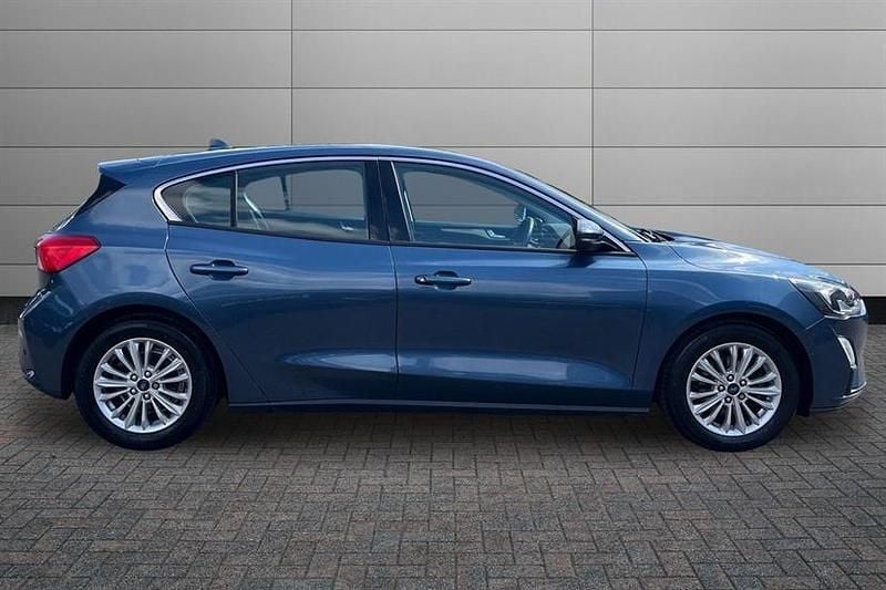 Used Ford Focus Titanium 125 HP (91 kW) 2019 Chrome blue Hatchback