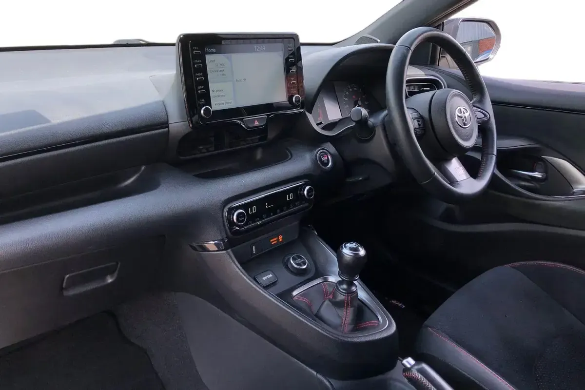 Used Toyota Yaris 272 HP (200 kW) 2020 White Hatchback