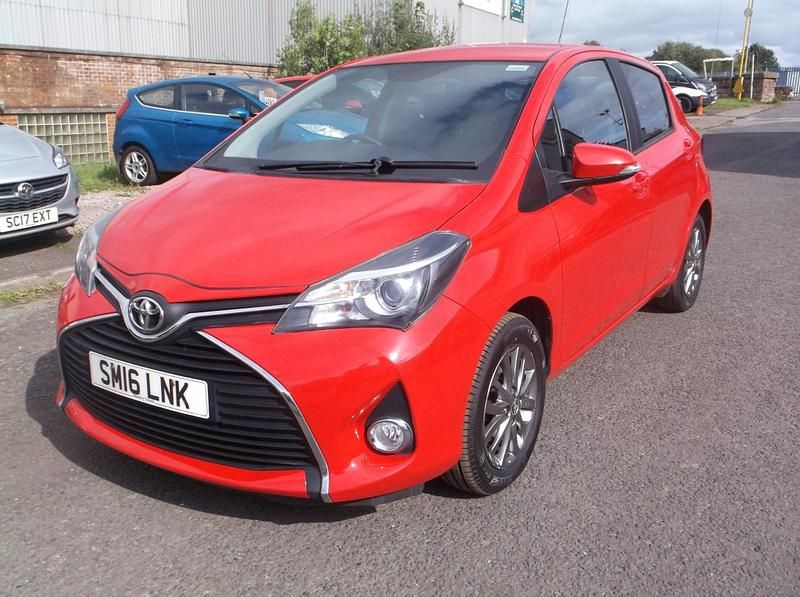 Used Toyota Yaris 99 HP (72 kW) 2016 Red Hatchback
