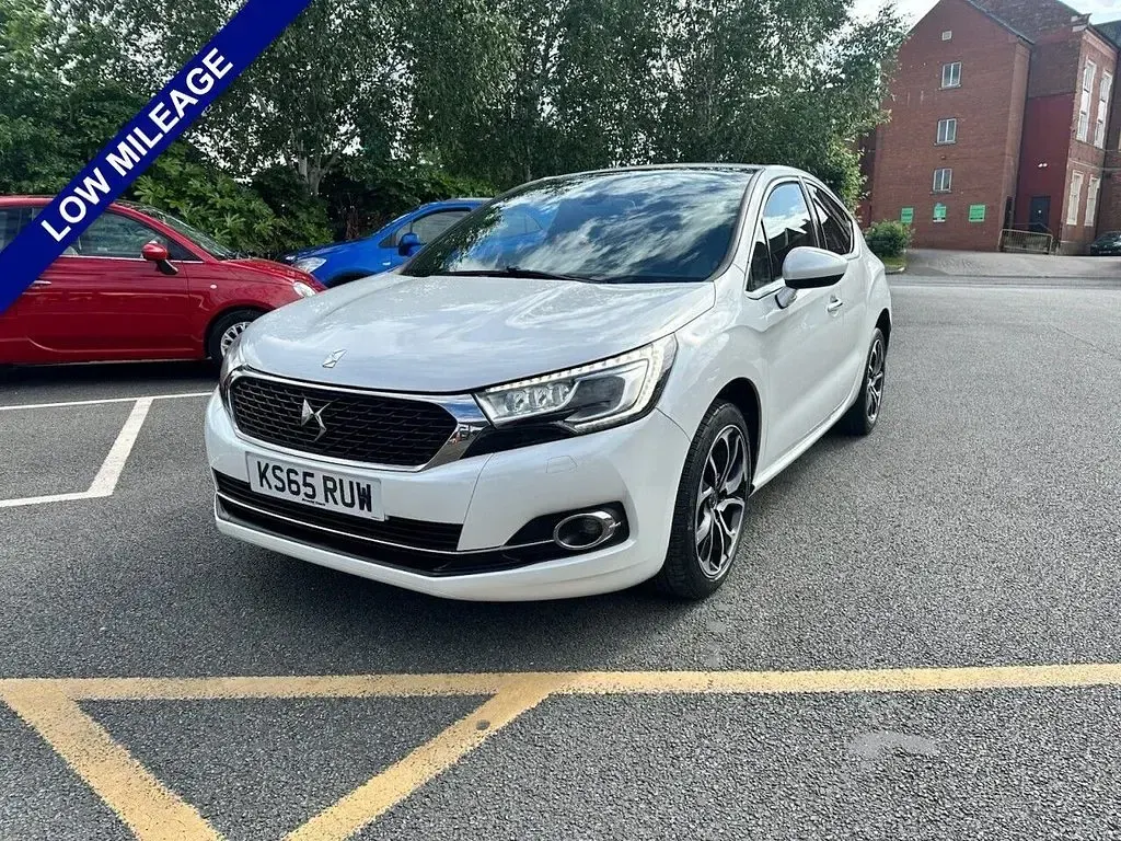 Used DS Automobiles DS4 Prestige 150 HP (110 kW) 2015 White Hatchback