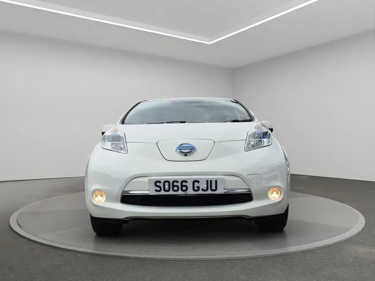 Used Nissan Leaf Tekna 80 kW (109 HP) 2016 White Hatchback