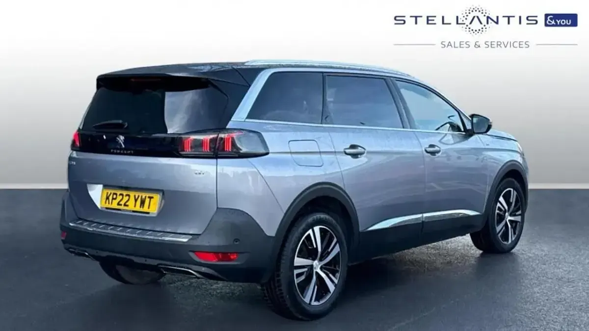 Usado Peugeot 5008 GT 129 HP (94 kW) 2022 Cinzento SUV