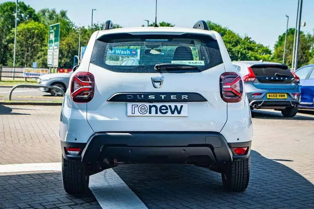 Used Dacia Duster Comfort 91 HP (66 kW) 2022 White SUV