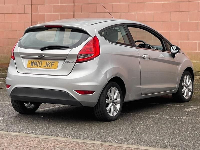 Begagnad Ford Fiesta Zetec 2010 Silver Halvkombi