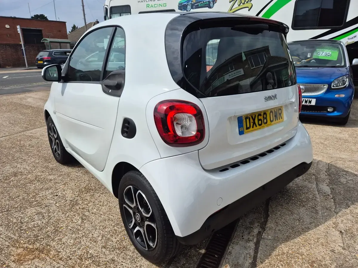 Used Smart ForTwo Coupé Premium 71 HP (52 kW) 2018 White Coupe