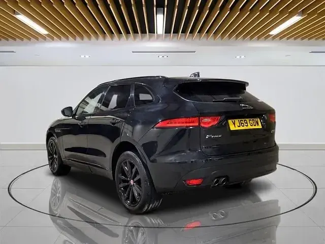 Usado Jaguar F-Pace Chequered Flag 180 HP (132 kW) 2020 Preto SUV