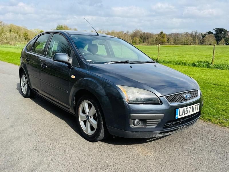 Begagnad Ford Focus Zetec 115 HK (84 kW) 2007 Grå Halvkombi