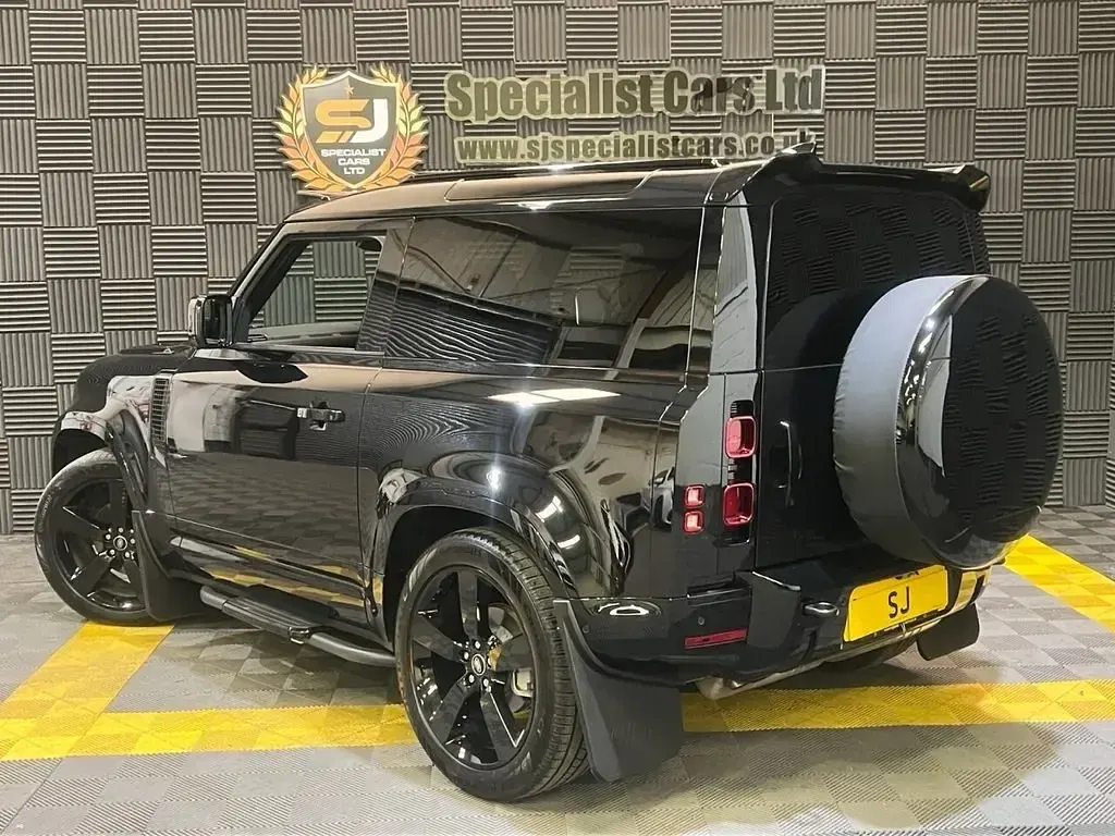 Usado Land Rover Defender SE Dynamic 2025 Preto SUV
