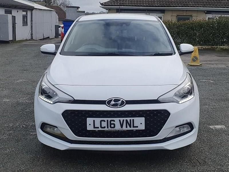 Used Hyundai i20 Premium 100 HP (73 kW) 2016 White Hatchback