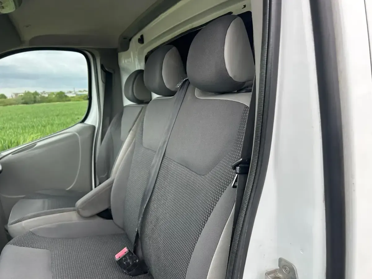 Second-hand Vauxhall Vivaro 115 CP (84 kW) 2014 Alb Monovolum