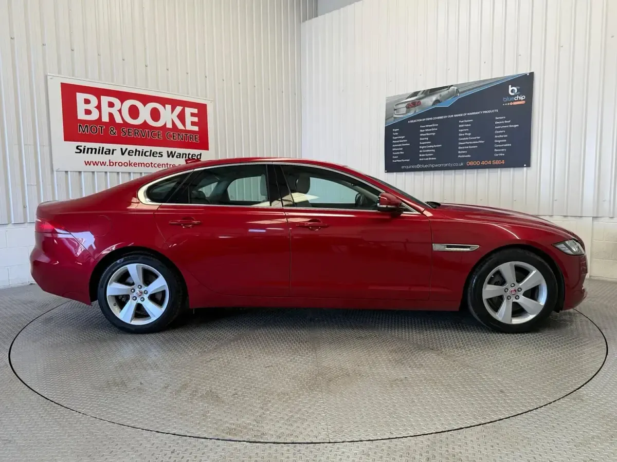 Begagnad Jaguar XF Portfolio 180 HK (132 kW) 2016 Röd Sedan