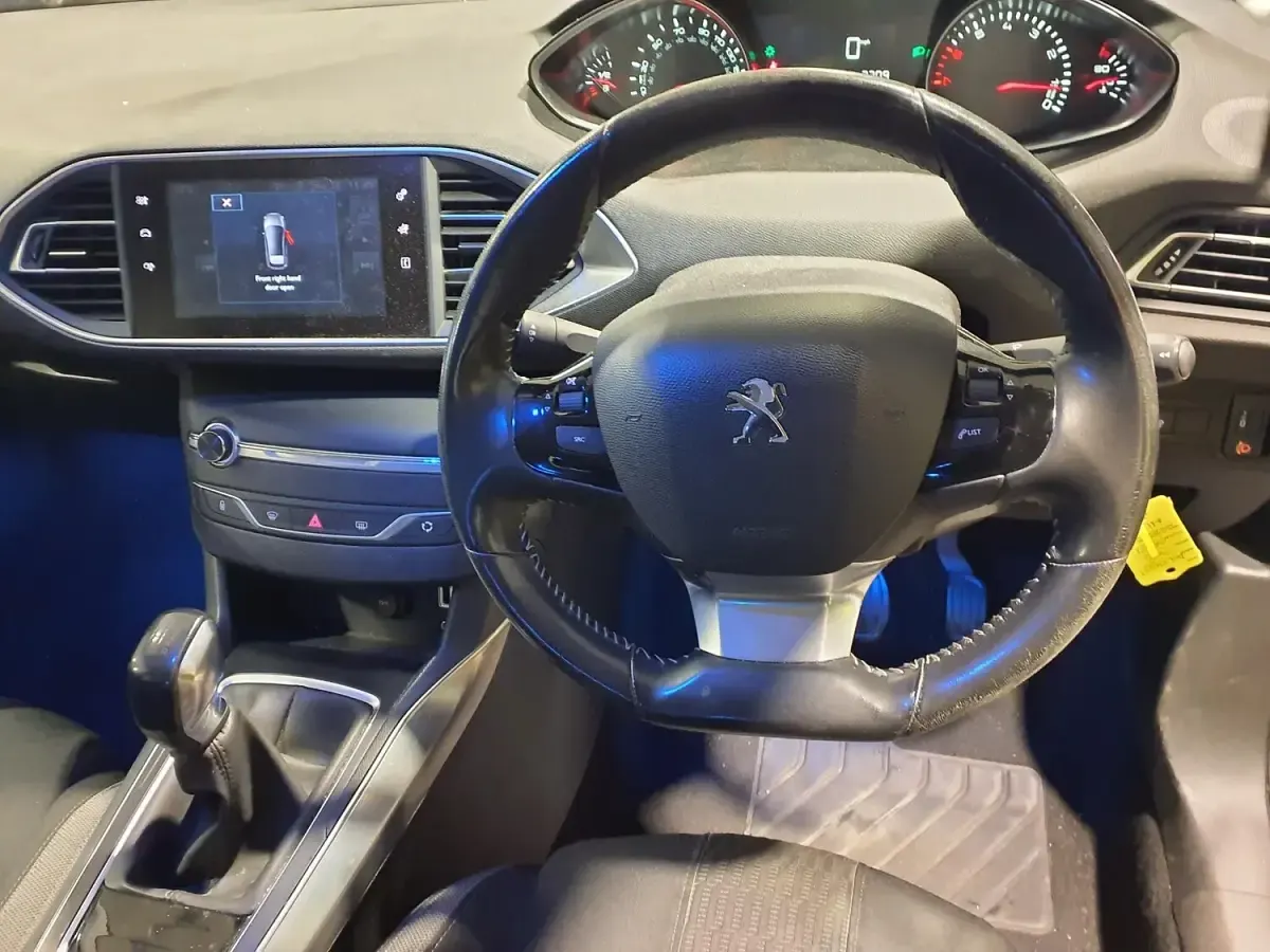 Begagnad Peugeot 308 Active 2015 Grå Halvkombi