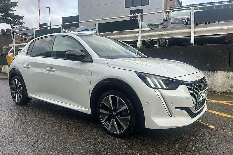 Used Peugeot e-208 Premium 100 kW (136 HP) 2022 Pearlescent white Hatchback