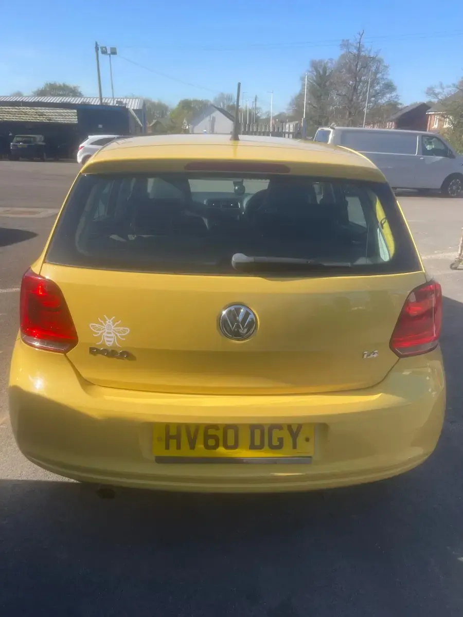 Begagnad VW Polo SE 85 HK (62 kW) 2010 Gul Halvkombi