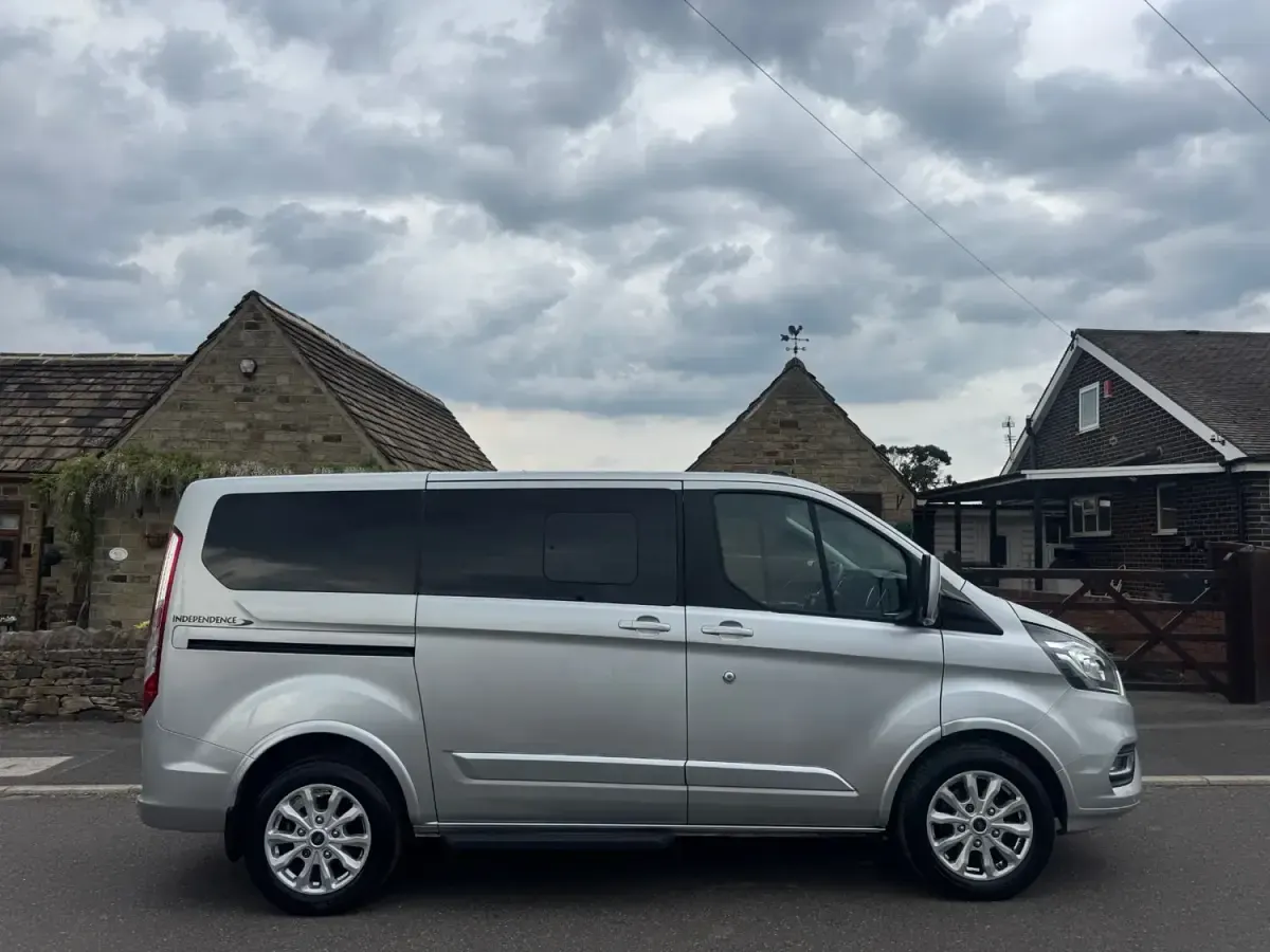 Usado Ford Tourneo Titanium 2021 Prateado Monovolume