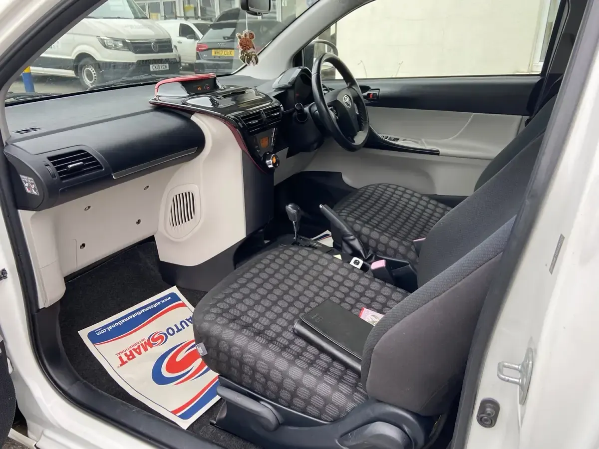 Used Toyota iQ 2011 White Hatchback