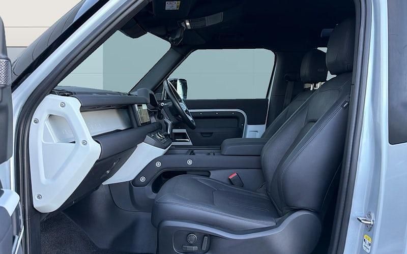 Used Land Rover Defender SE 300 HP (220 kW) 2023 Estate