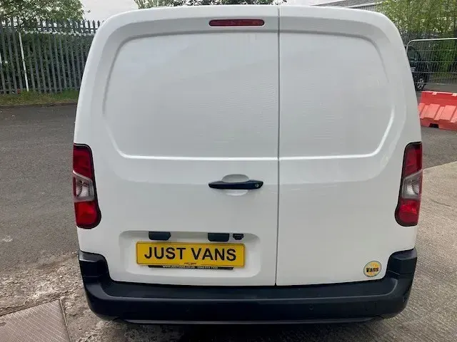 Begagnad Vauxhall Combo 100 HK (73 kW) 2021 Vit Minibuss