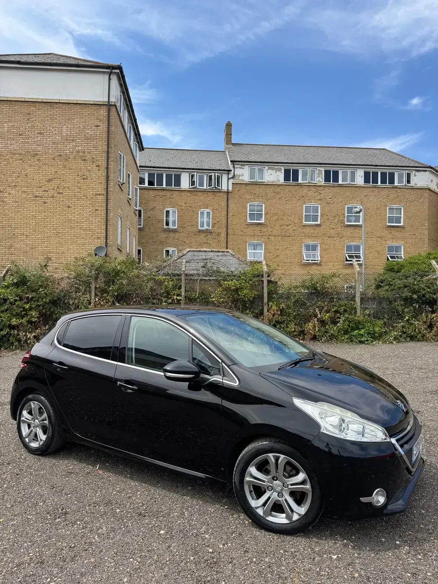 Used Peugeot 208 Allure 90 HP (66 kW) 2015 Black Hatchback