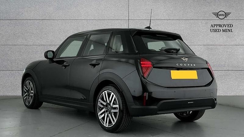 Begagnad Mini Cooper Hatch 113 kW (154 HK) 2025 Svart Halvkombi