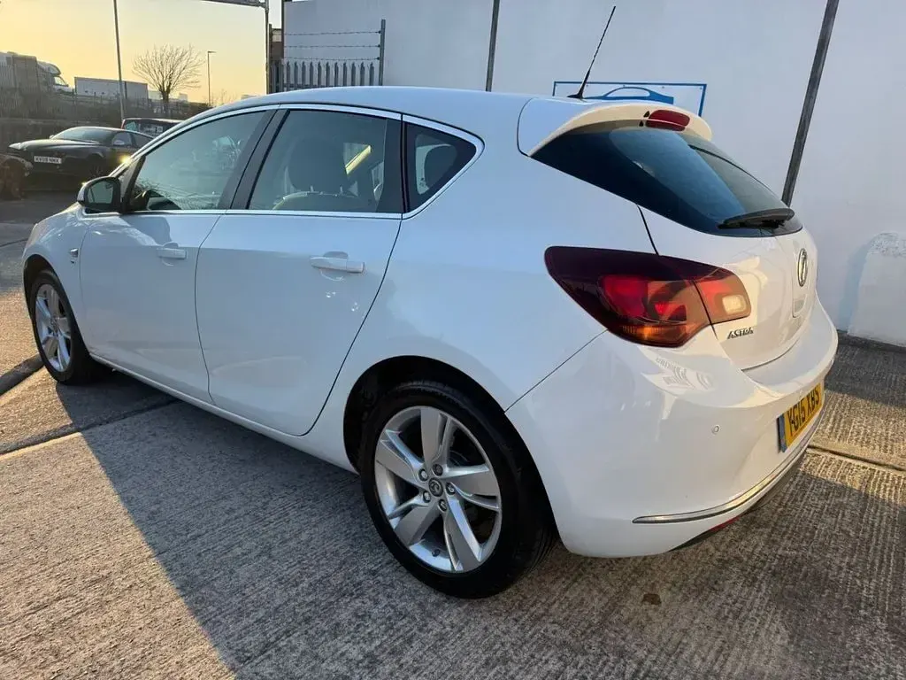 Used Vauxhall Astra SRi 100 HP (73 kW) 2015 White Hatchback