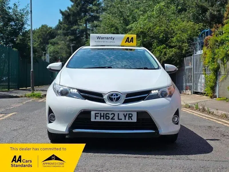 Used Toyota Auris Multidrive S 2013 White Hatchback