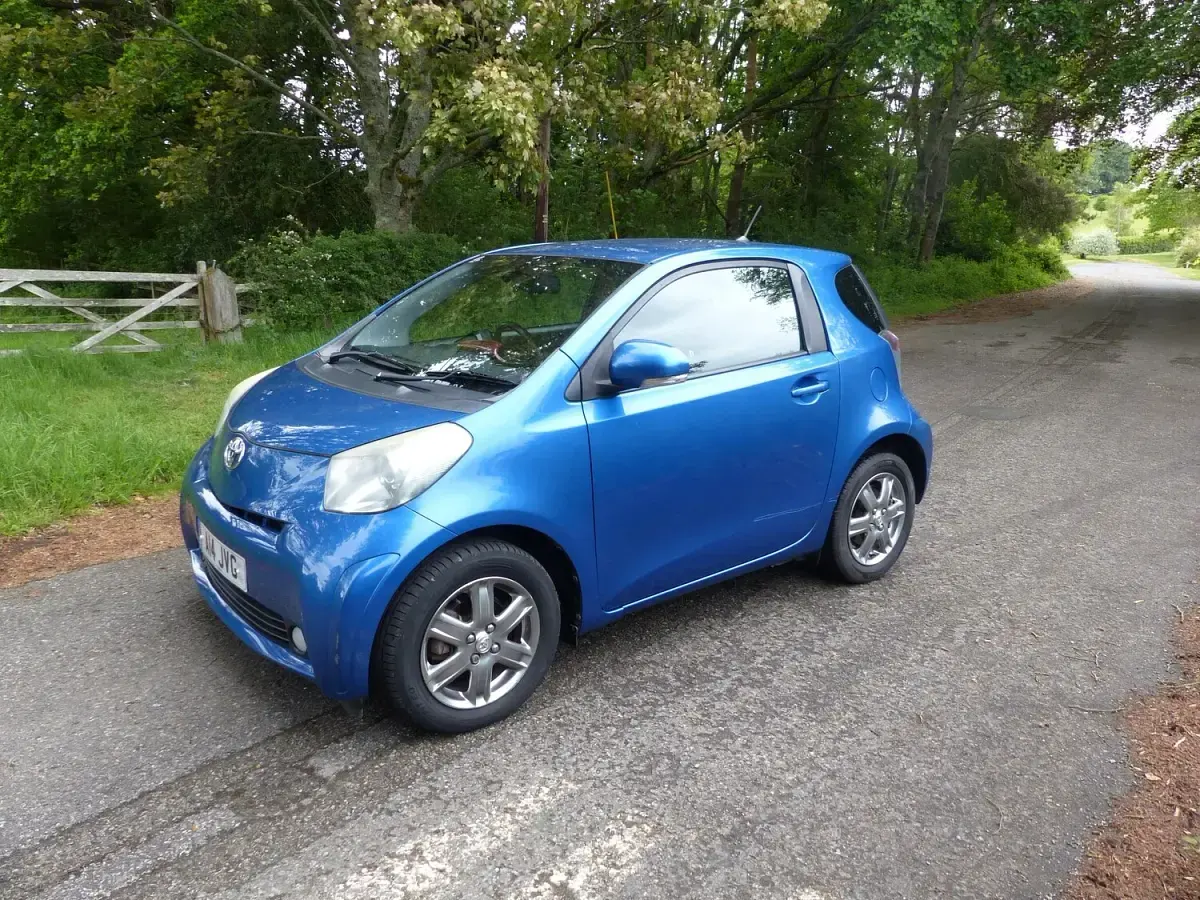 Used Toyota iQ 68 HP (50 kW) 2012 Blue Hatchback