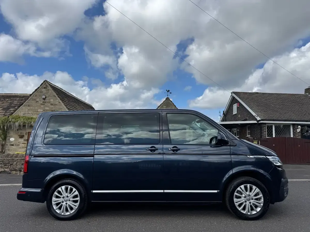 Used VW Caravelle Executive 201 HP (147 kW) 2020 Blue Van