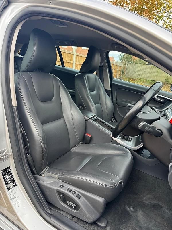 Used Volvo V60 SE Lux 115 HP (84 kW) 2014 Silver Estate