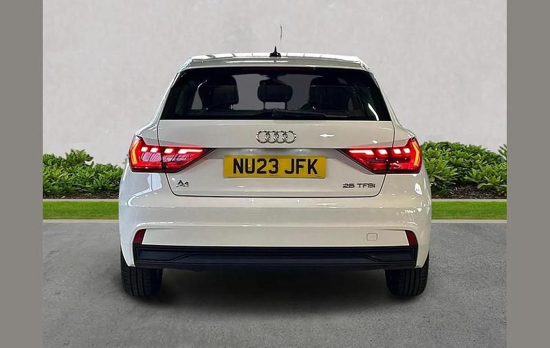 Used Audi A1 Design 94 HP (69 kW) 2023 White SUV