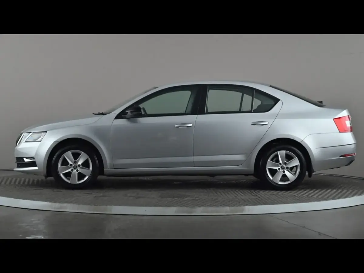 Usado Skoda Octavia SE 2017 Plateado Utilitario