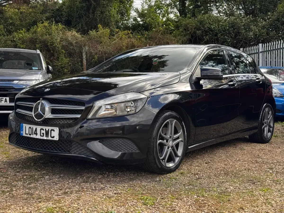 Begagnad Mercedes A180 2014 Svart Halvkombi