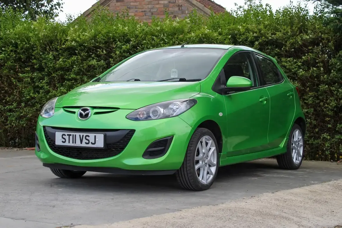 Used Mazda 2 82 HP (60 kW) 2011 Green Hatchback