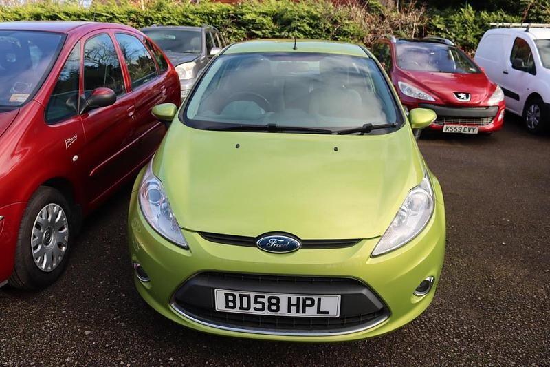 Usado Ford Fiesta Zetec 82 CV (60 kW) 2008 Verde Utilitario